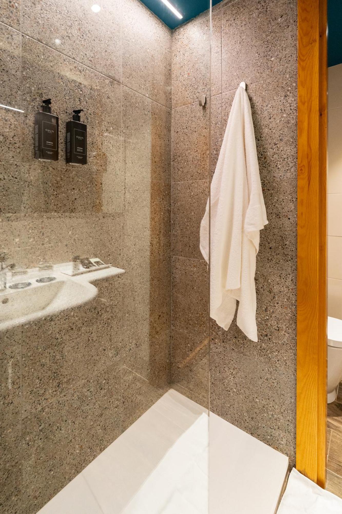 Premium Quadruple Room,757177051:JPEG